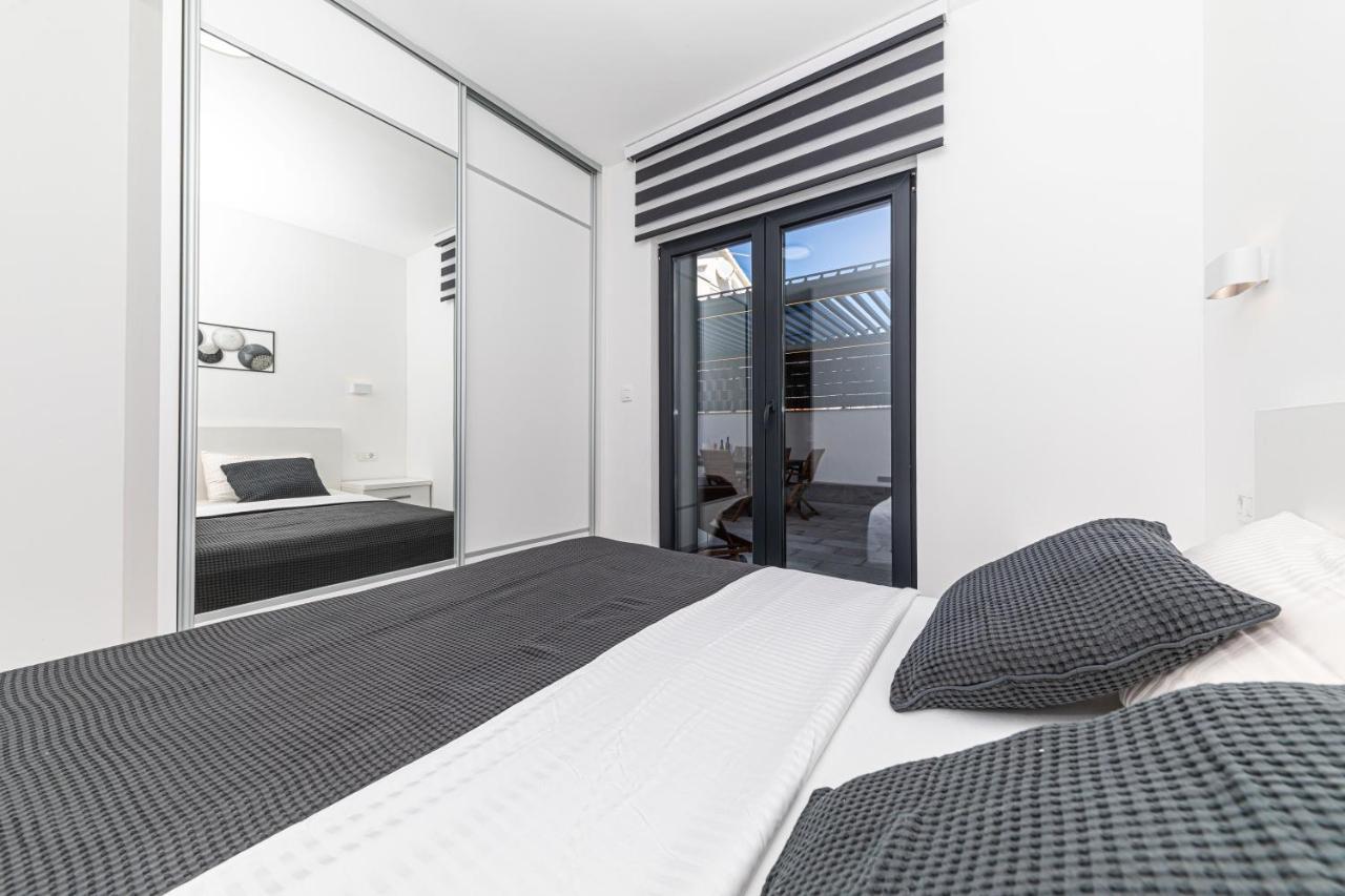 Luxury Apartment Pia With Swimming Pool And Grill トロギール エクステリア 写真