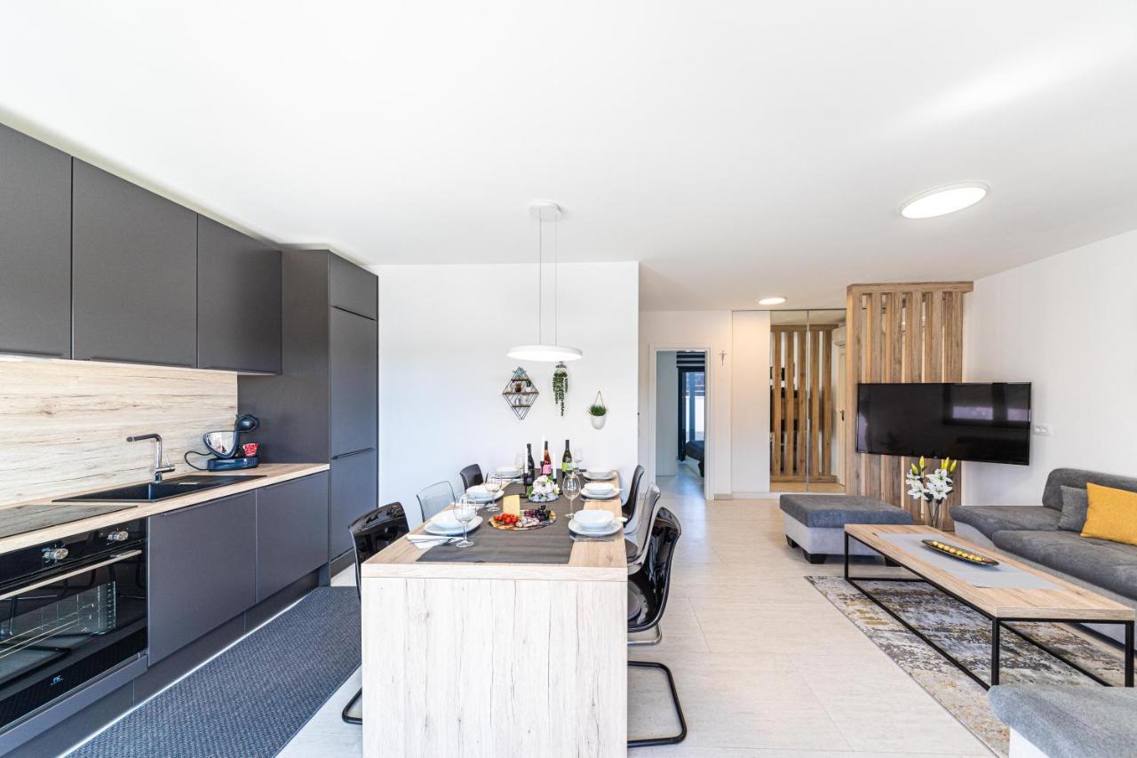Luxury Apartment Pia With Swimming Pool And Grill トロギール エクステリア 写真